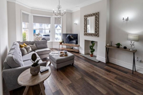Newly refurbed, central, ground floor apartment with free parking